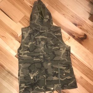 ⚡️NWOT Camo cinched waist hooded jacket 🖤